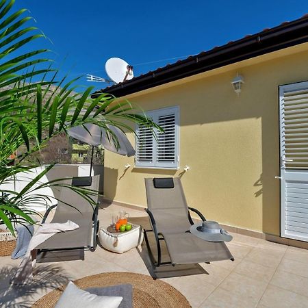 Luxury Villa Lelu With Heated Saltwater Pool, Parking, High Speed Internet, Bbq, Zrnovnica ภายนอก รูปภาพ